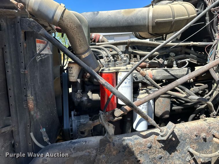 image for item EB2539 2000 Mack CL713 semi truck