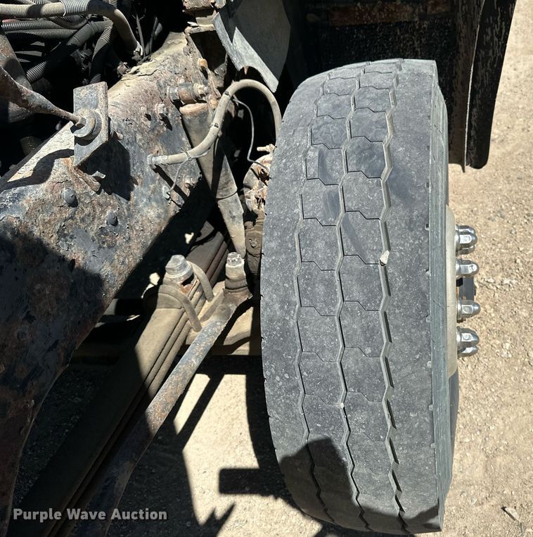 image for item EB2539 2000 Mack CL713 semi truck