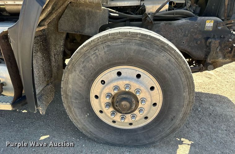 image for item EB2539 2000 Mack CL713 semi truck