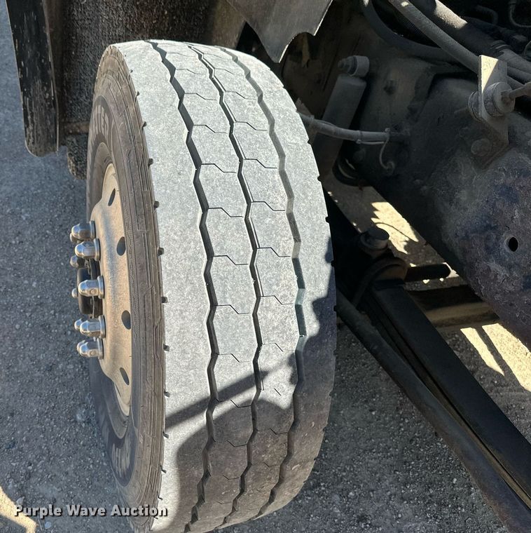 image for item EB2539 2000 Mack CL713 semi truck