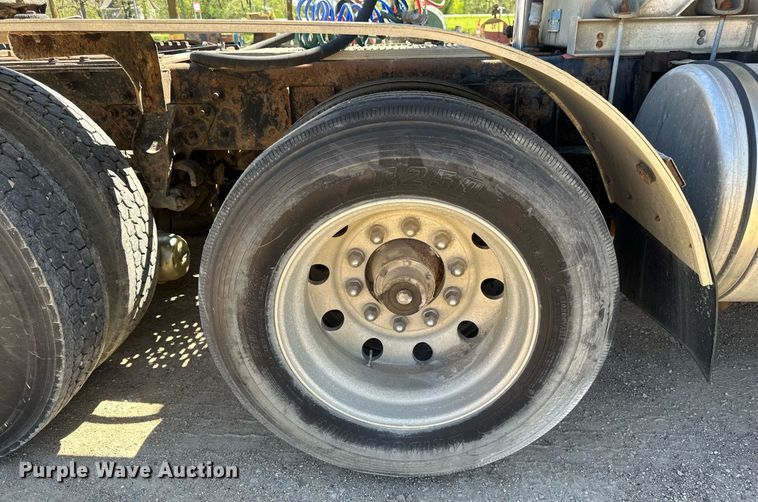 image for item EB2539 2000 Mack CL713 semi truck