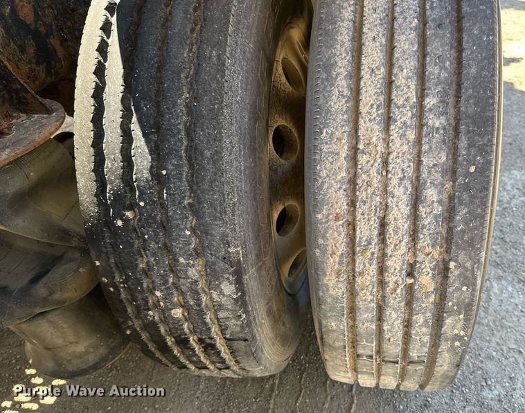 image for item EB2539 2000 Mack CL713 semi truck