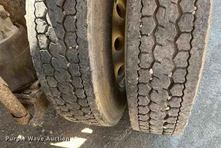 image for item EB2539 2000 Mack CL713 semi truck