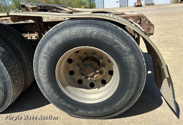 image for item EB2539 2000 Mack CL713 semi truck