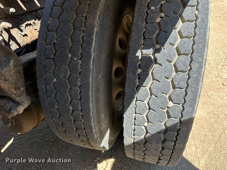 image for item EB2539 2000 Mack CL713 semi truck