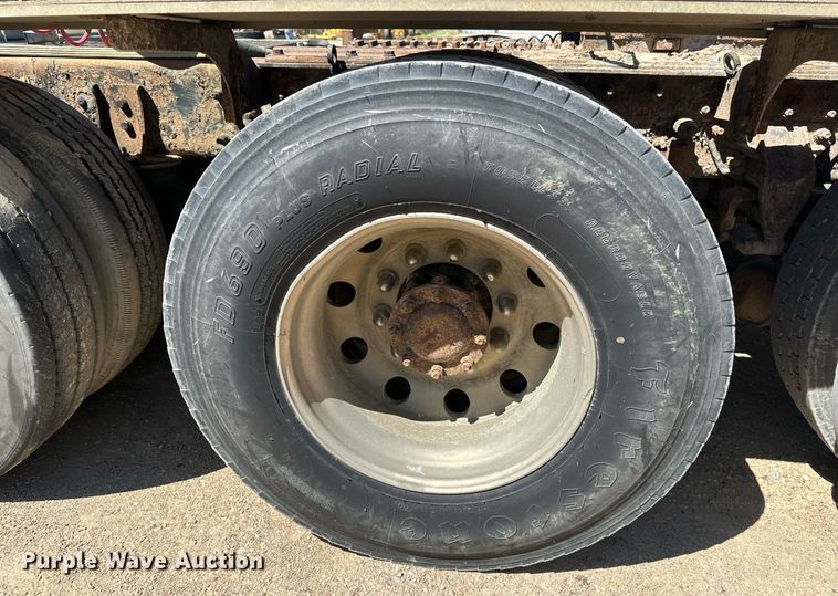 image for item EB2539 2000 Mack CL713 semi truck