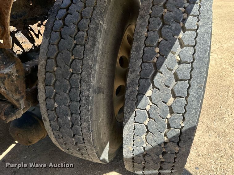 image for item EB2539 2000 Mack CL713 semi truck