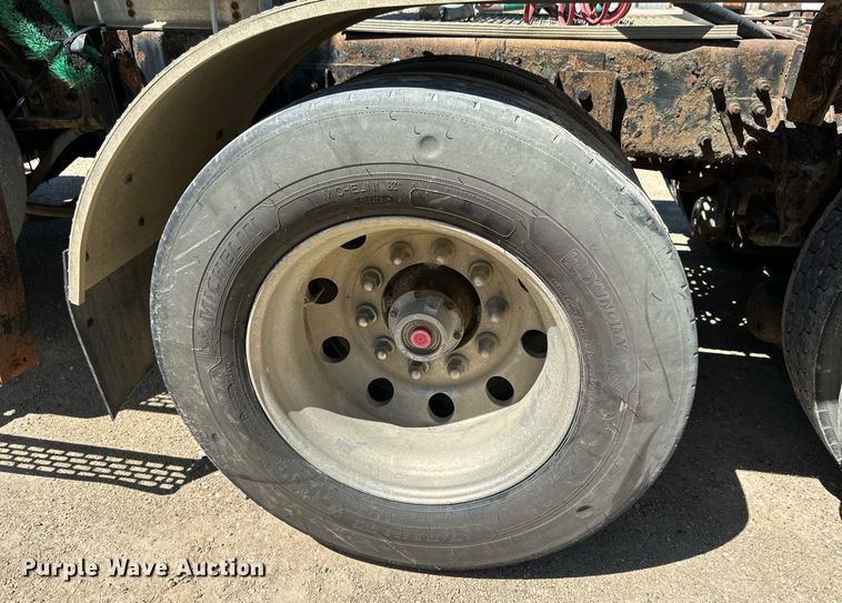 image for item EB2539 2000 Mack CL713 semi truck