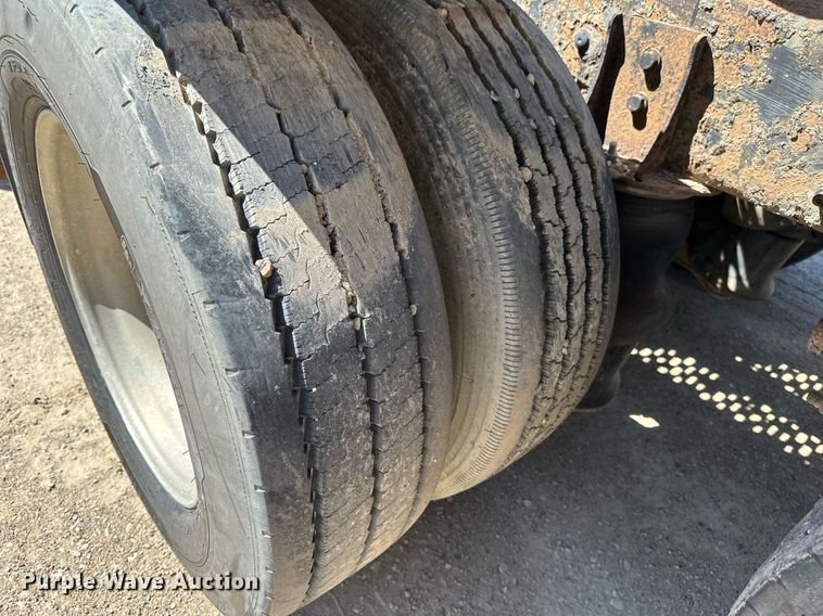 image for item EB2539 2000 Mack CL713 semi truck