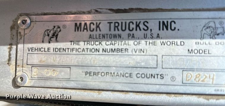 image for item EB2539 2000 Mack CL713 semi truck