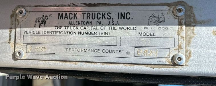 image for item EB2539 2000 Mack CL713 semi truck