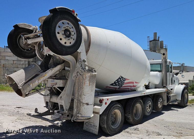 image for item EB8069 2012 Peterbilt 365 ready mix truck