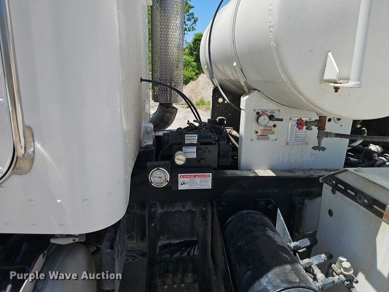 image for item EB8069 2012 Peterbilt 365 ready mix truck