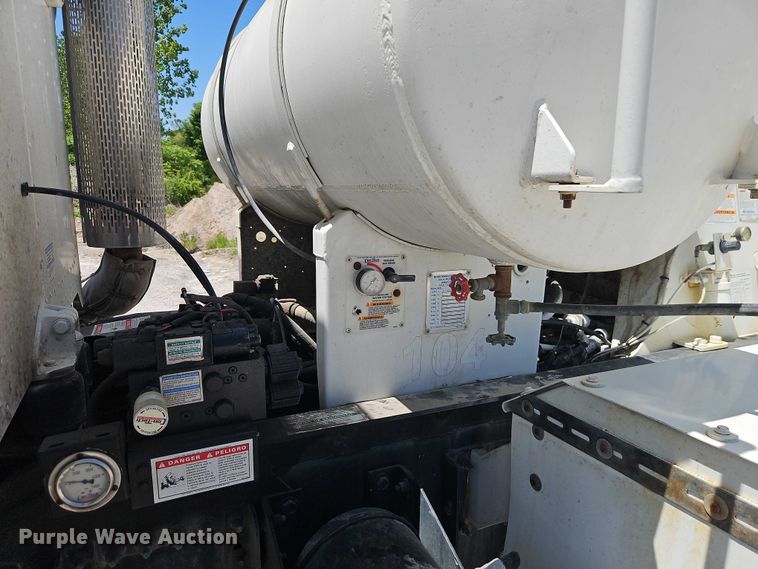 image for item EB8069 2012 Peterbilt 365 ready mix truck