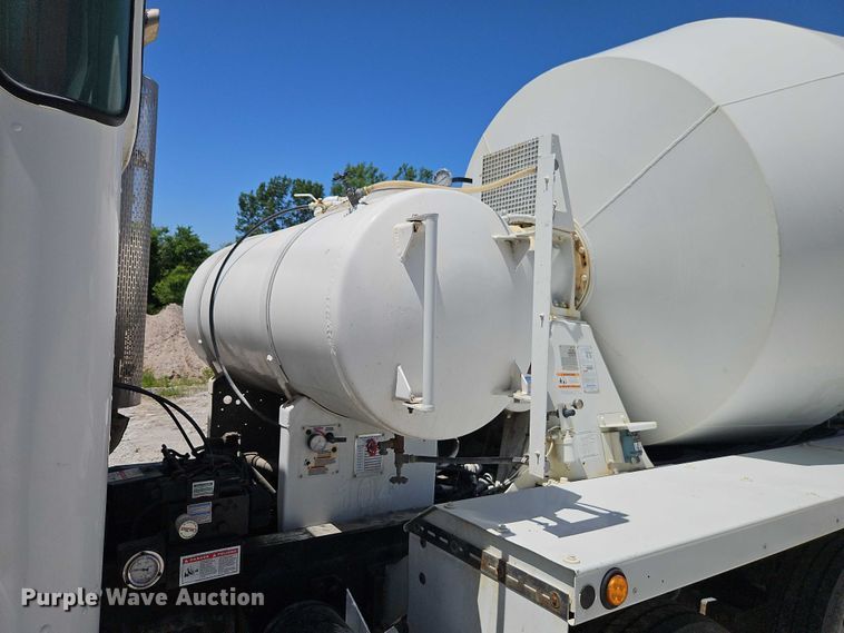 image for item EB8069 2012 Peterbilt 365 ready mix truck