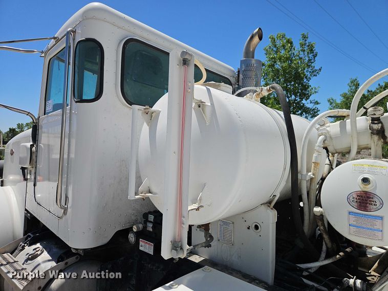 image for item EB8069 2012 Peterbilt 365 ready mix truck