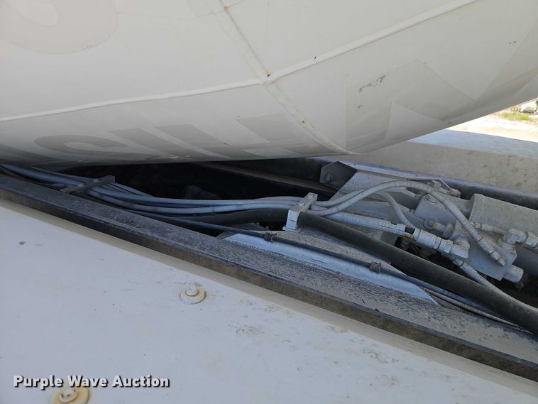 image for item EB8069 2012 Peterbilt 365 ready mix truck