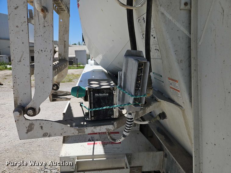 image for item EB8069 2012 Peterbilt 365 ready mix truck