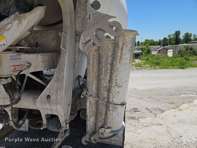 image for item EB8069 2012 Peterbilt 365 ready mix truck