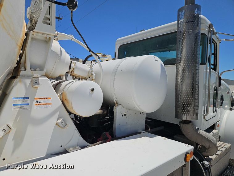 image for item EB8069 2012 Peterbilt 365 ready mix truck