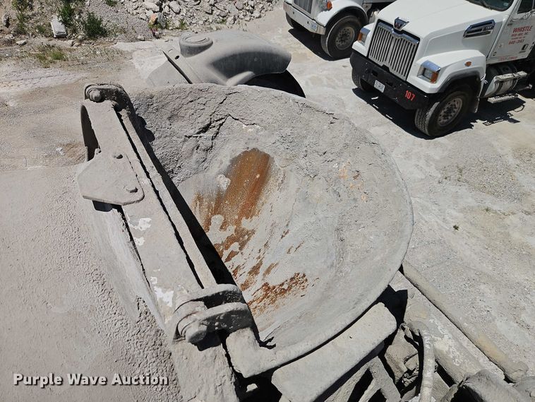 image for item EB8069 2012 Peterbilt 365 ready mix truck