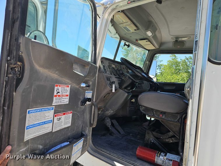 image for item EB8069 2012 Peterbilt 365 ready mix truck