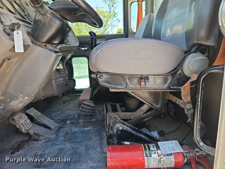 image for item EB8069 2012 Peterbilt 365 ready mix truck