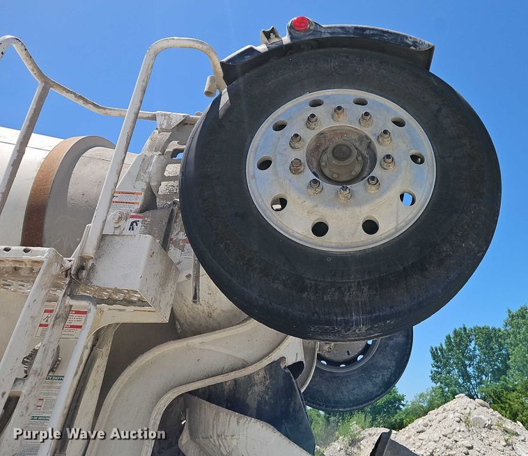 image for item EB8069 2012 Peterbilt 365 ready mix truck