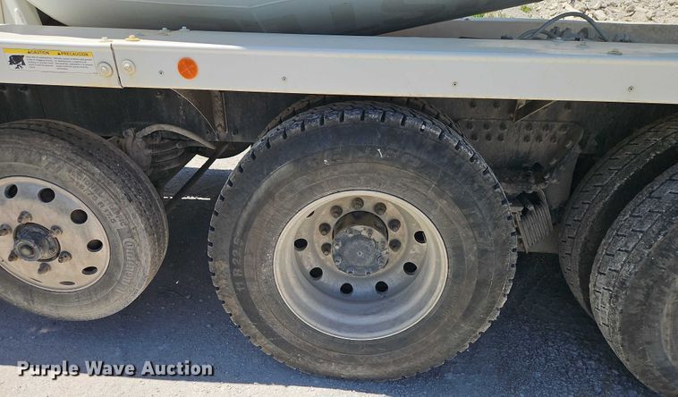 image for item EB8069 2012 Peterbilt 365 ready mix truck