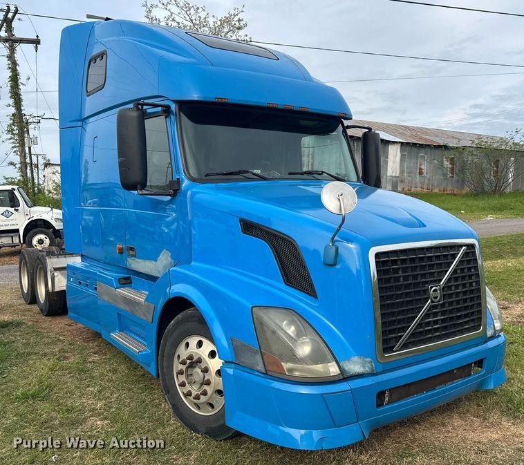 image for item EC3539 2006 Volvo VNL semi truck