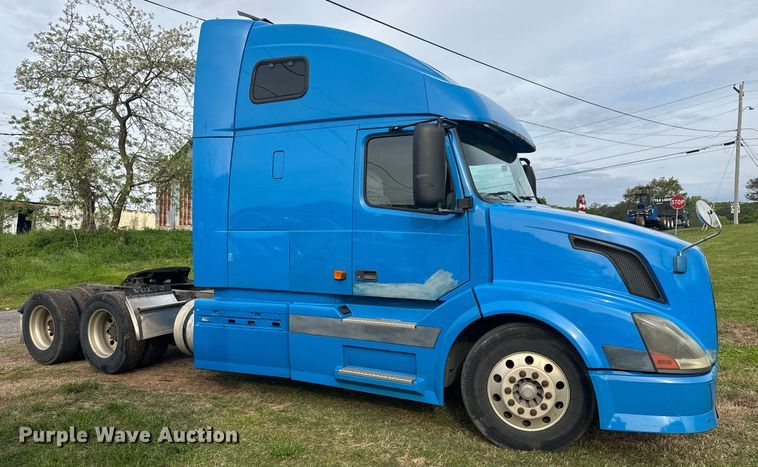 image for item EC3539 2006 Volvo VNL semi truck