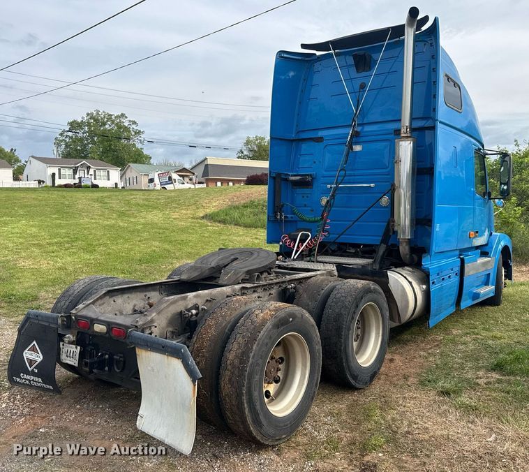 image for item EC3539 2006 Volvo VNL semi truck