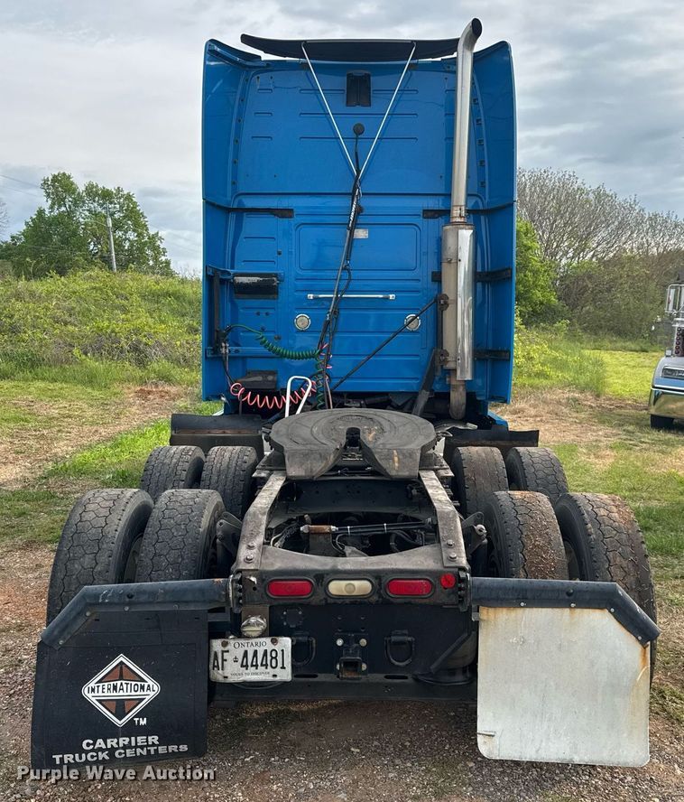 image for item EC3539 2006 Volvo VNL semi truck