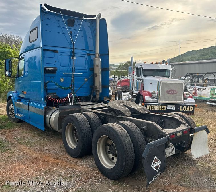 image for item EC3539 2006 Volvo VNL semi truck