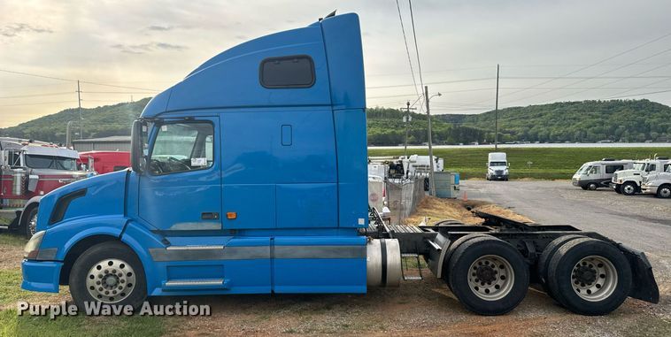 image for item EC3539 2006 Volvo VNL semi truck