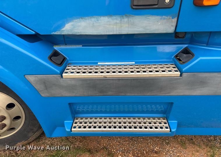 image for item EC3539 2006 Volvo VNL semi truck