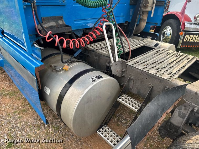 image for item EC3539 2006 Volvo VNL semi truck