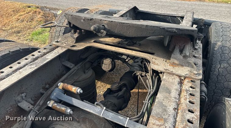 image for item EC3539 2006 Volvo VNL semi truck