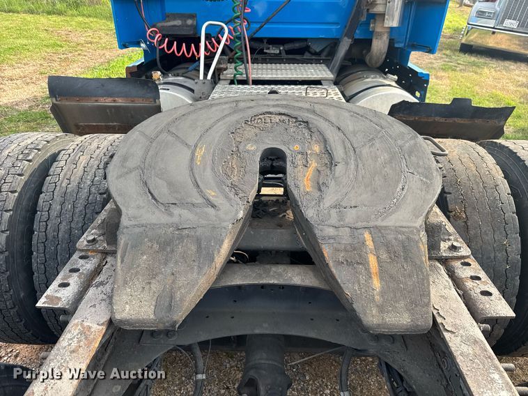 image for item EC3539 2006 Volvo VNL semi truck