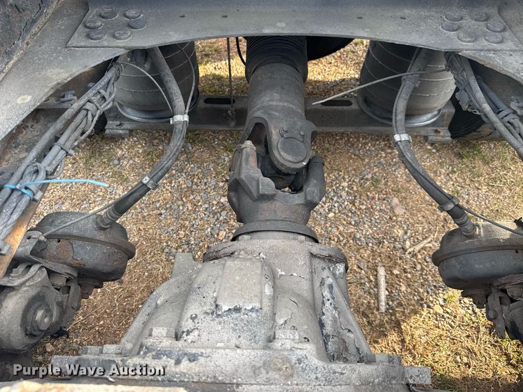 image for item EC3539 2006 Volvo VNL semi truck