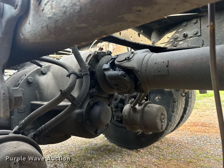 image for item EC3539 2006 Volvo VNL semi truck