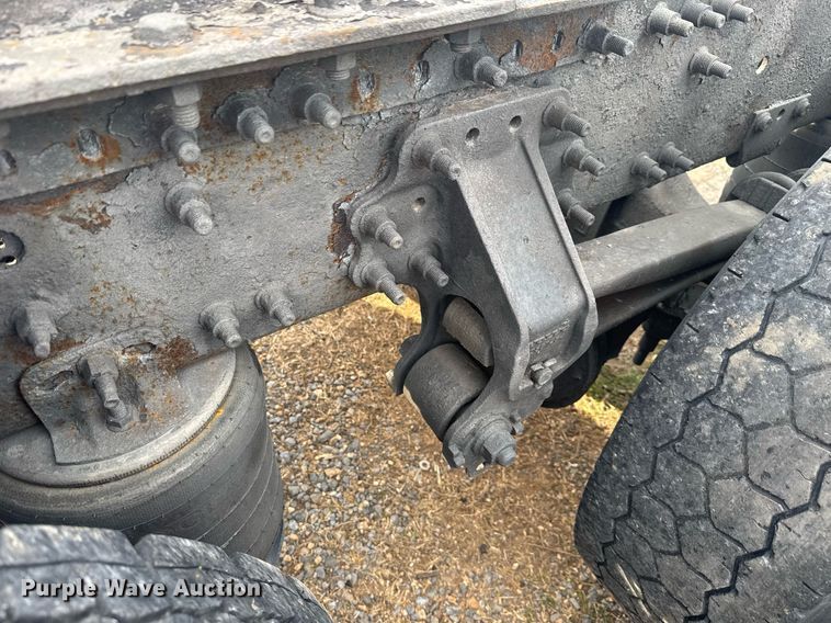 image for item EC3539 2006 Volvo VNL semi truck