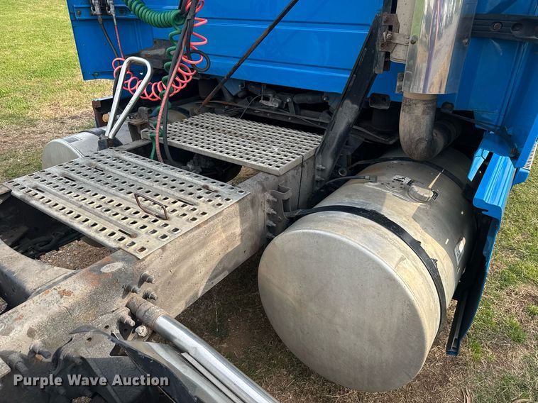 image for item EC3539 2006 Volvo VNL semi truck