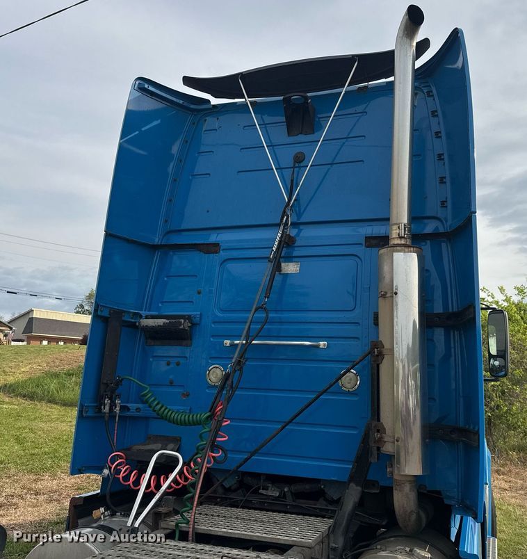 image for item EC3539 2006 Volvo VNL semi truck