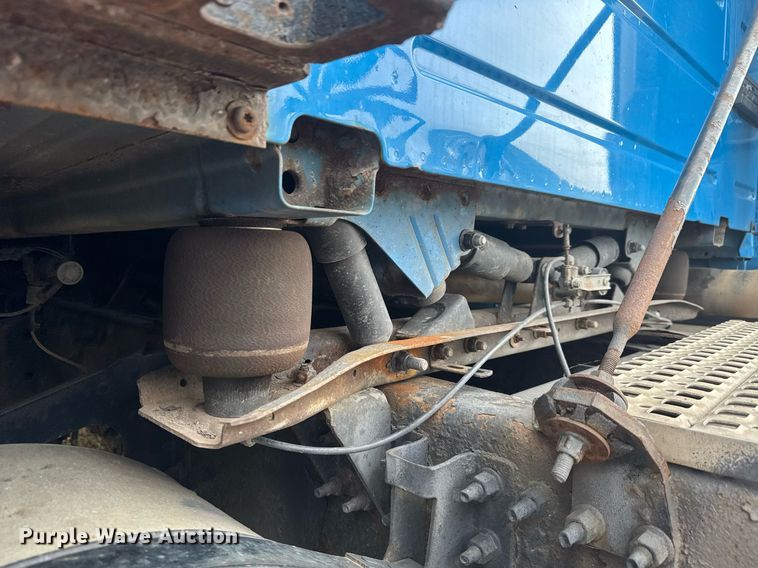 image for item EC3539 2006 Volvo VNL semi truck