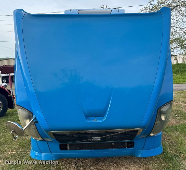 image for item EC3539 2006 Volvo VNL semi truck
