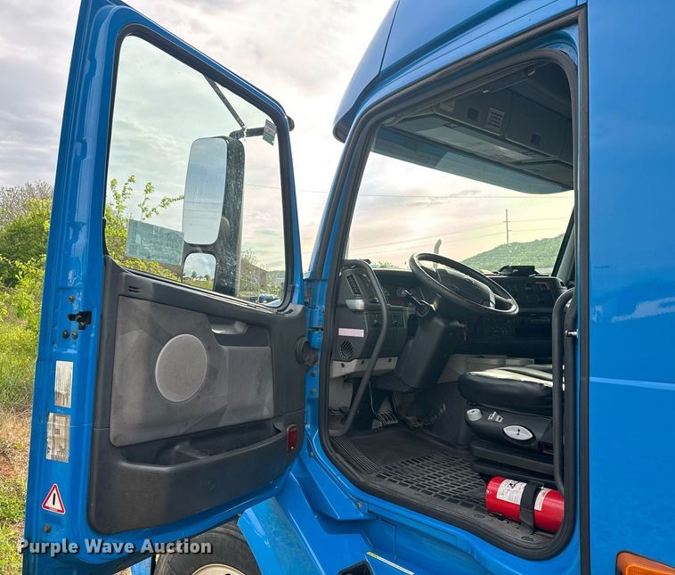 image for item EC3539 2006 Volvo VNL semi truck