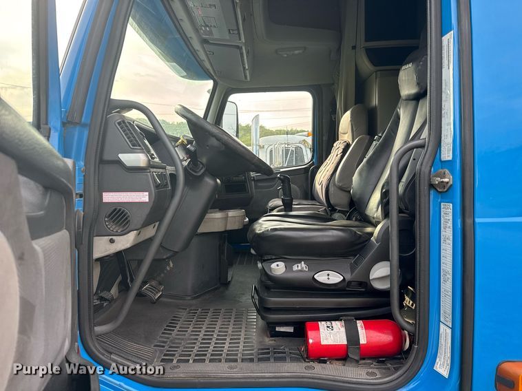 image for item EC3539 2006 Volvo VNL semi truck