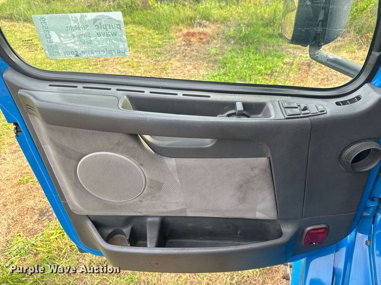 image for item EC3539 2006 Volvo VNL semi truck