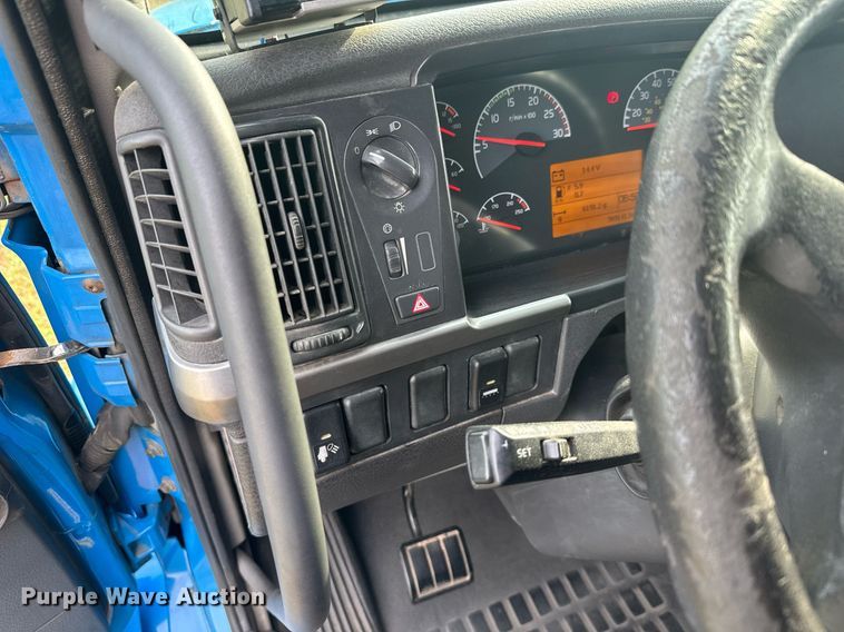 image for item EC3539 2006 Volvo VNL semi truck